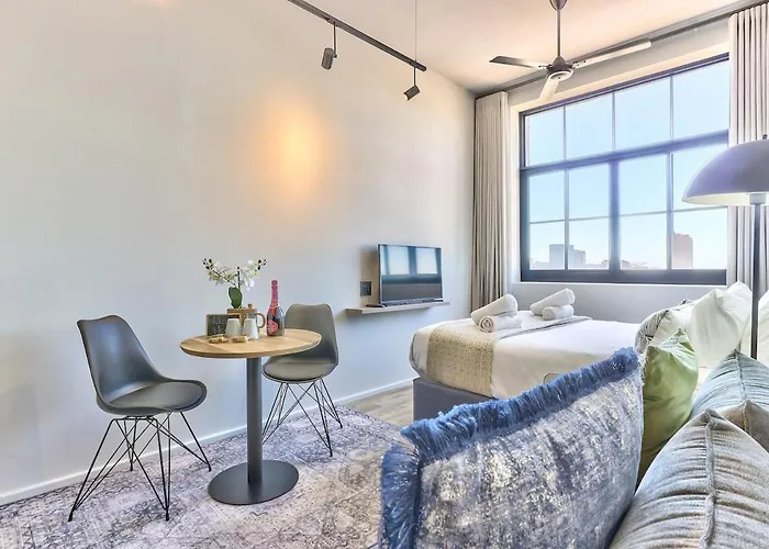 Upmarket East City Apartment W Views