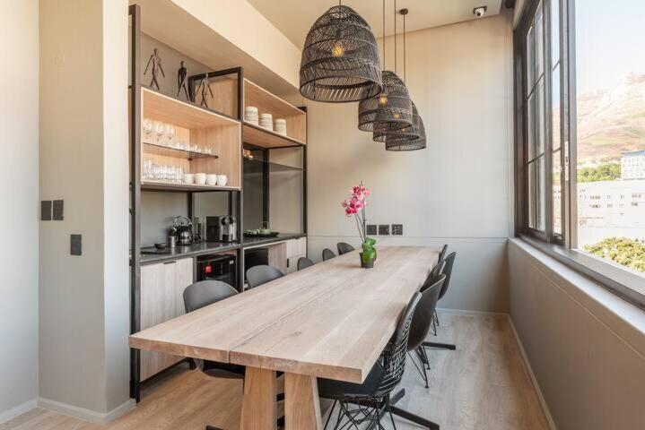 Apartment Upmarket East W Views Cape Town