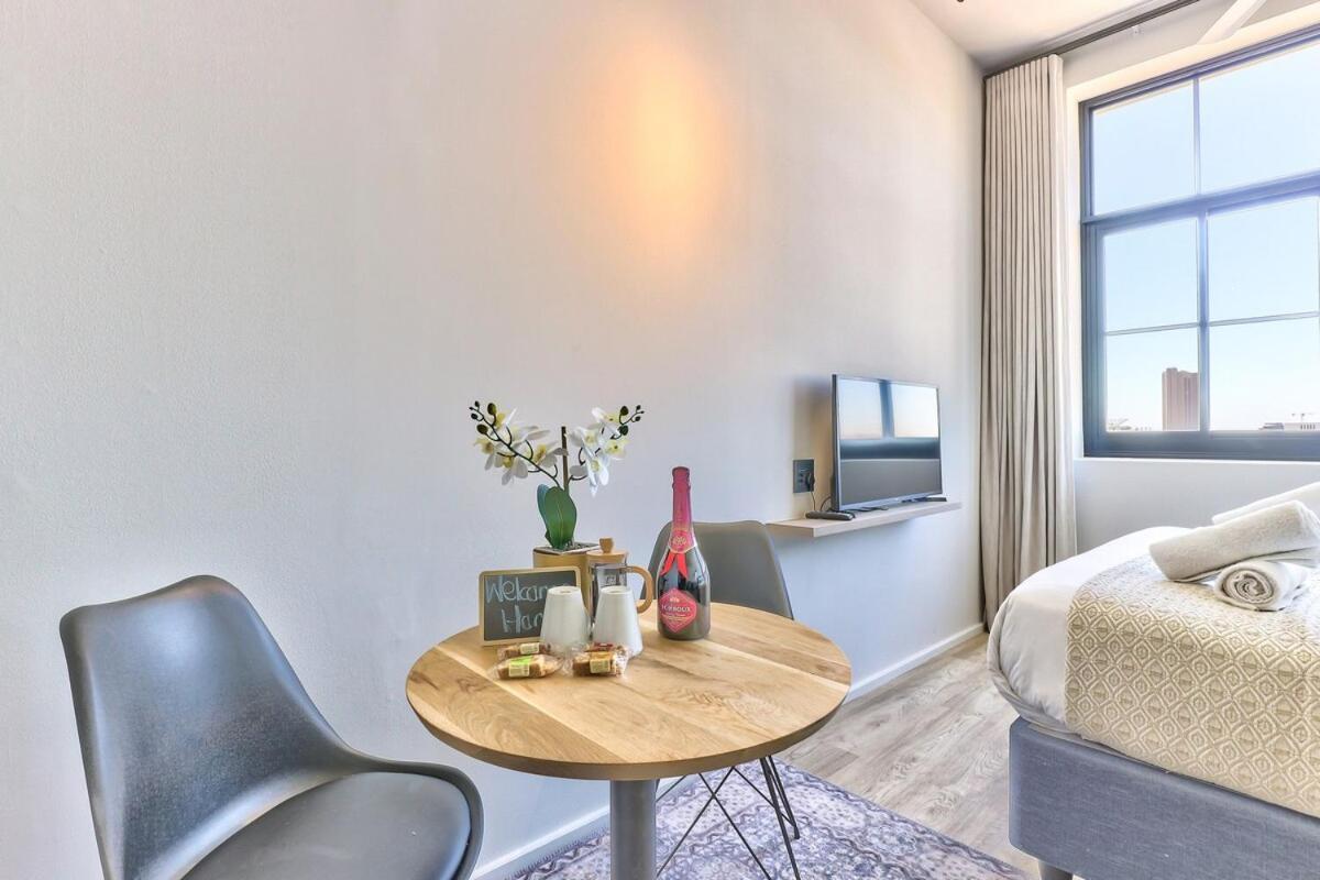 Upmarket East W Views *
