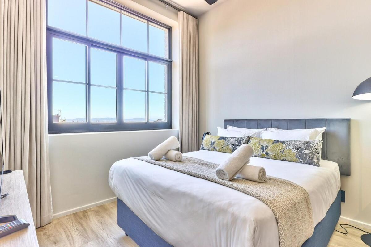 Upmarket East W Views Apartment
