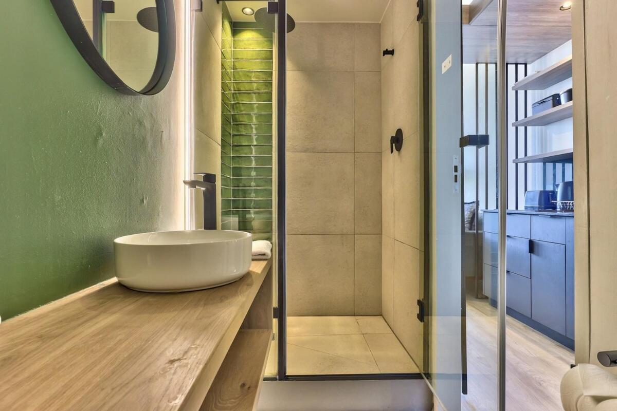 Upmarket East W Views *