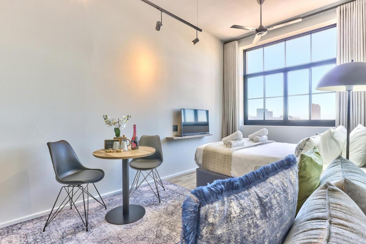 Upmarket East W Views Apartment